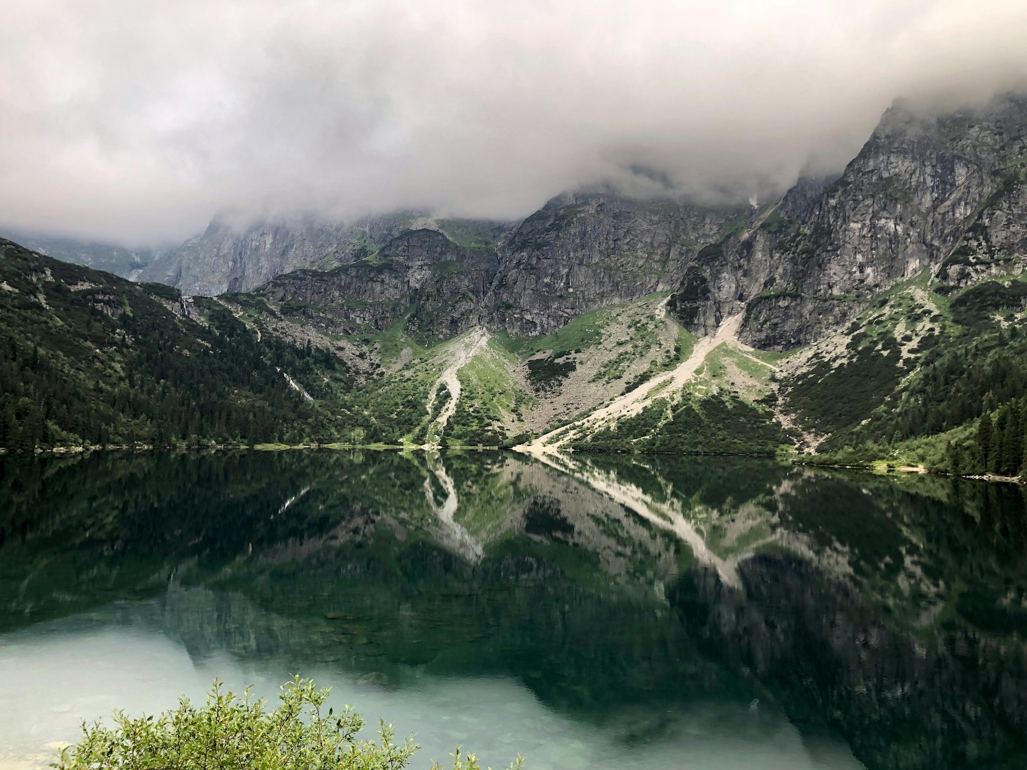Morskie Oko otoczone zielonymi i skalistymi szczytami Tatr